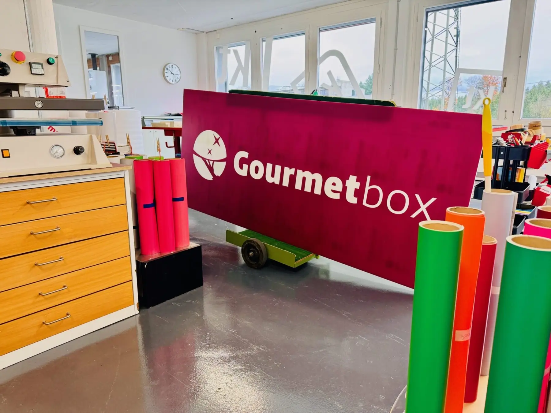 Schilder und Digitaldruckprodukte aus der Produktion von ktdesign