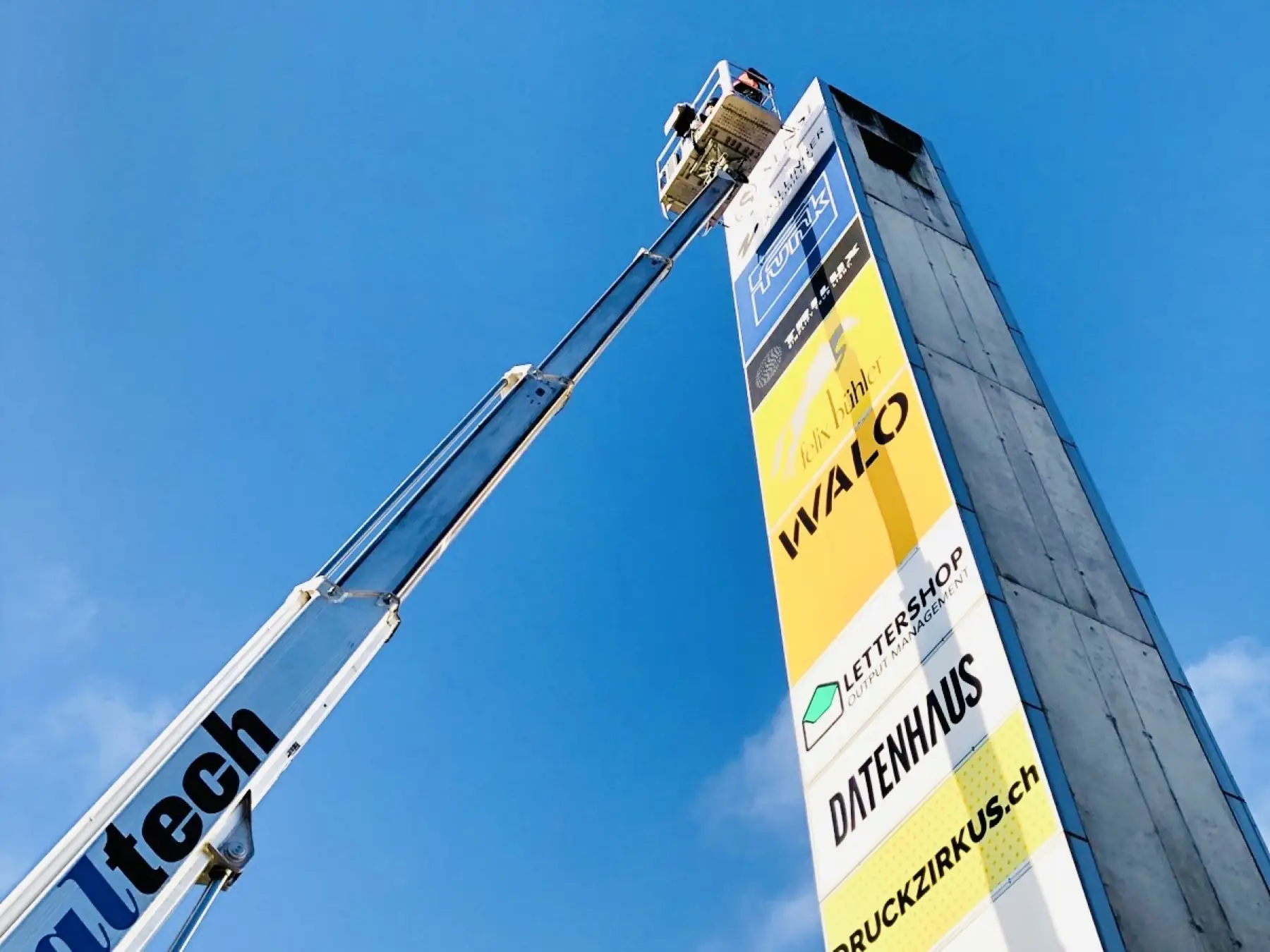 Pylonenbeschriftung und Fassadenbeschriftung von ktdesign